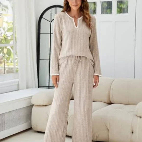 Women's Fleece Pajama Set with Pockets, Long Sleeve Lounge Wear - Picture 3 of 8